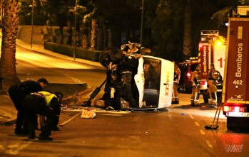 El vehículo ha volcado lateralmente cortando la calle al tráfico | Jesús Cruces.
