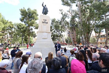 Una de las paradas ha sido en el monumento a Castelar | Jesús Cruces.