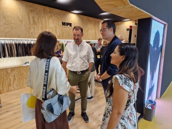 La comitiva ha visitado el estand de Mipe.  
