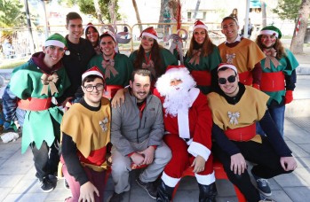 Papá Noel visitó Elda con la campaña de recogida de juguetes de Juventudes Socialistas