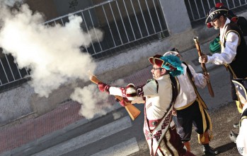 Imagen de tiradores de la comparsa Marinos en un alardo de Petrer | Jesús Cruces.