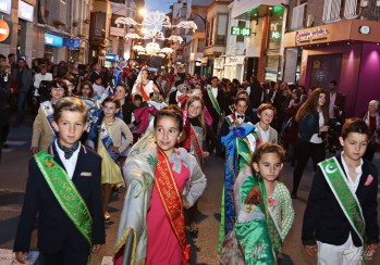 Imagen del desfile a su paso por Juan Carlos I previo a la Gala de 2016 | Jesús Cruces.