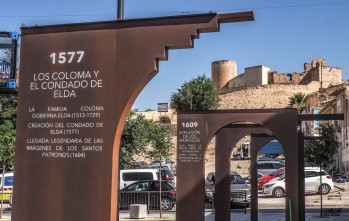 Las referencias a los Coloma se encuentran en varios puntos de la plaza.