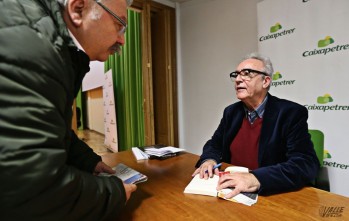 Tras la conferencia firmó libros pero también algunas de sus exitosas columnas | Jesús Cruces.
