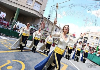 Cabo de la comparsa Marinos, los festeros han llenado de color y alegría el centro de la ciudad | Jesús Cruces.
