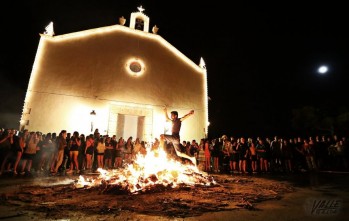 Tras la cremá varios jóvenes saltaron la hoguera | Jesús Cruces.