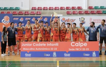 Hugo Sabater, el quinto por la izquierda, junto a su equipo tras la victoria | Foto cedida. 