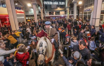 El Paje Real no realizará un pasacalles sino que estará en la Plaza Mayor para que los pequeños se acerquen de forma escalonada | J.C