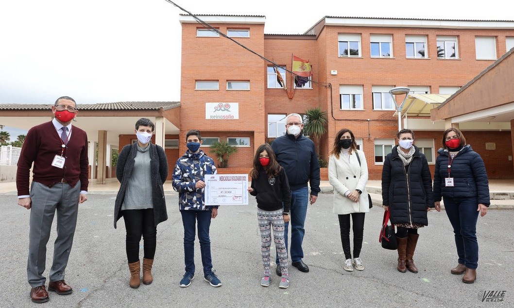 ACMAVI recibe 1.303 euros del mercadillo solidario del colegio Reina Sofía de Petrer ACMAVI recibe 1.303 euros del mercadillo solidario del colegio Reina Sofía de Petrer