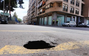 Socavón en la avenida Chapí de Elda