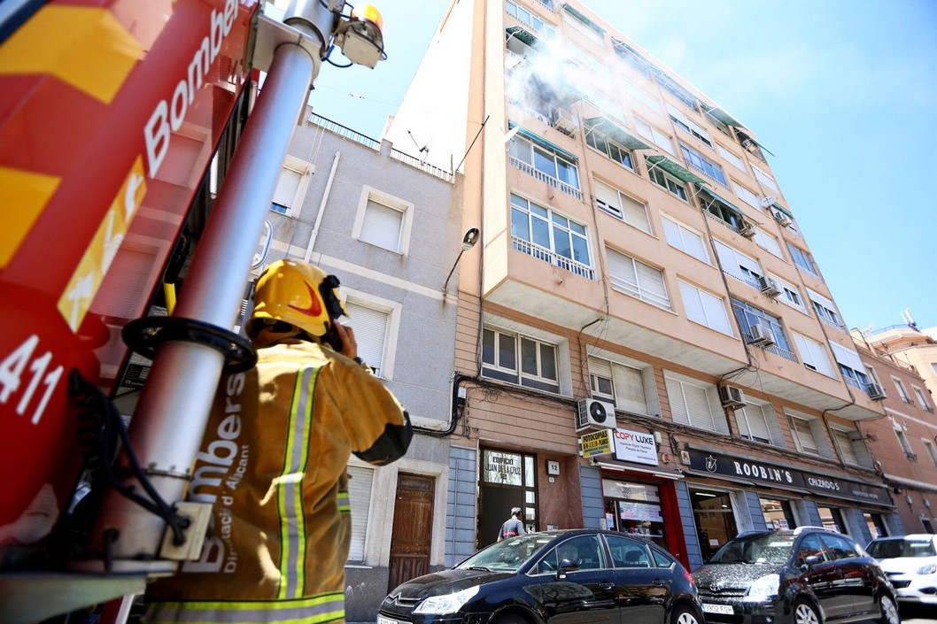 La Policía Local rescata a una persona con discapacidad del incendio de una vivienda en la calle La Cruz La Policía Local rescata a una persona con discapacidad del incendio de una vivienda en la calle La Cruz
