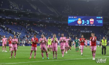 Los jugadores del Eldense saludan a sus aficionados con el 3-3 en el luminoso del estadio del Espanyol | J. Cruces.