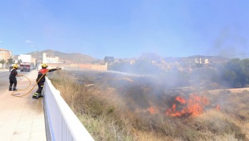 Incendio en un descampado de la calle Federico García Lorca de Elda