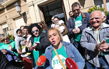 La PAH se ha reunido a las puertas del Ayuntamiento | Jesús Cruces.