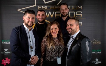 Segundo junto a sus cuatro socios en los Escape Room Awards.