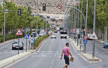 Semáforos de la avenida de Ronda, uno de los cruces más lentos de Elda | Jesús Cruces.