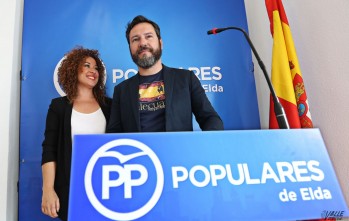 Lola González y Fran Muñoz en la sede del PP | Jesús Cruces.