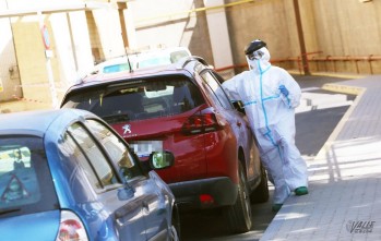 El personal sigue tomando muestras en el aparcamiento del Hospital.