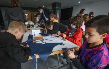 Decenas de niños han asistido a esta nueva escuela | J.C.