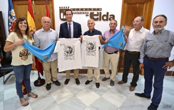 El alcalde de Elda y el pregonero de las Fiestas Mayores ya tienen camiseta para correr la Traca | Jesús Cruces