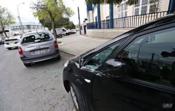 Un camión choca contra un coche aparcado y provoca daños en varios vehículos