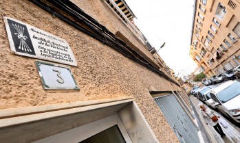 Imagen de una de las placas colocadas durante el franquismo en la calle Alcázar de Toledo | Jesús Cruces.