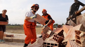 Voluntarios de Protección Civil Elda haciendo tareas de limpieza.