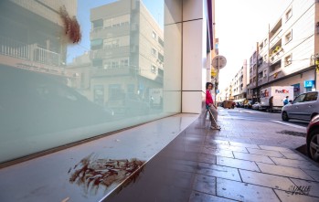 Los restos de sangre todavía son visibles en la calle | J.C.