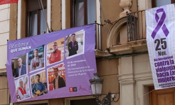 Imagen de la campaña en la fachada del Ayuntamiento.