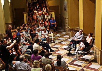 Cerca de 150 personas llenaron el vestíbulo del Teatro Castelar | Jesús Cruces