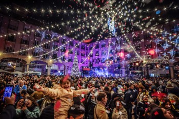 Cientos de personas han acudido a la Plaza Mayor | J. Cruces.