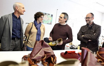 El Museo ha hecho entrega de los zapatos romanos que se utilizarán el próximo fin de semana | Jesús Cruces.