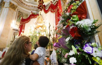 Los petrerenses han realizado la ofrenda de flores