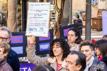 Medio centenar de personas, en su mayoría mujeres, se han concentrado hoy | Nando Verdú. 