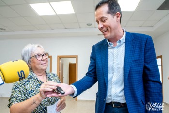 El alcalde hace entrega de las llaves a la presidenta de AFA | Nando Verdú.