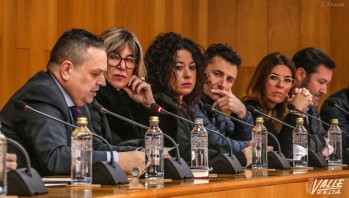 Ediles del PP observan a Sánchez durante el discurso de despedida. 