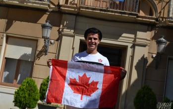 Javier Esteve, con una bandera de Canadá llena de firmas de sus amigos | A.J.