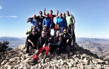 Imagen de los voluntarios y Antonio en la cima.