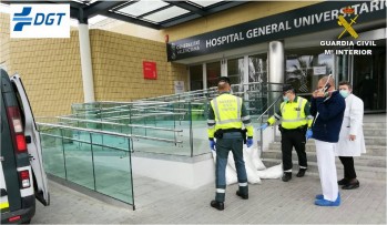 La Guardia Civil entrega material de protección al Hospital procedente de Montealegre 