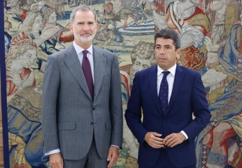 Carlos Mazón con su corbata eldense junto a rey Felipe VI | Casa Real.