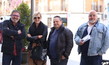 Vicente Escolano, a la izquierda, con su coordinadora del partido de Petrer Fíni Martínez y Sánchez, en el centro, con el secretario de Ciudadanos Elda, José María Martínez.