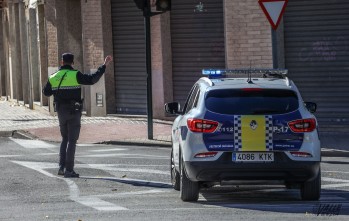 La Policía Local acudió junto a la Nacional tras la alerta | J.C.