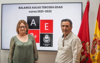 La directora de las Aulas de la Tercera Edad de Elda, María Teresa Marín, y el edil de Cultura, Amado Navalón.