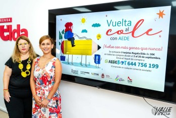 La presidenta de AEDE, Rocío Vera, y la edil de Comercio, Sílvia Ibáñez, han presentado la campaña | Nando Verdú. 