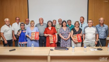 Exjugadores y exjugadoras del Pizarro con el libro | J.C.