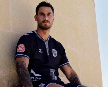 Dario Đumić con la tercera equipación de la temporada 2025/26  / C.D. Eldense