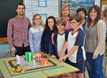 Los pequeños posan con sus profesores junto a su proyecto.