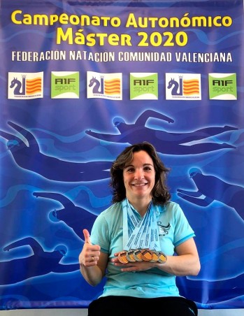 La eldense Yolanda Busquier se cuelga seis medallas en el Campeonato Autonómico de Natación