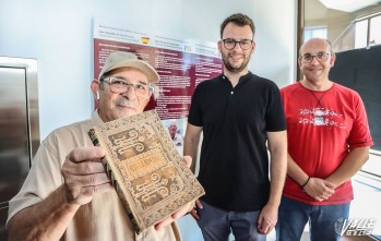 El donante del libro, Carmelo Montesinos, el edil de Cultura, Fernando Portillo, y el director del Museo Dámaso Navarro, Fernando Tendero | J.C.