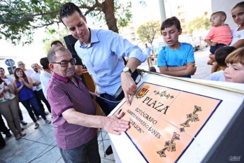 Imagen del momento en el que se ha destapado la placa | Jesús Cruces.